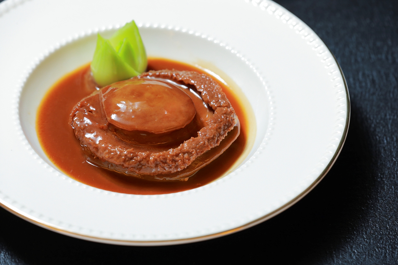 Couples can choose from three wedding dinner menus featuring Greater China Club’s delectable Cantonese Cuisine. Highlights include the signature Braised Sliced Abalone in Oyster Sauce