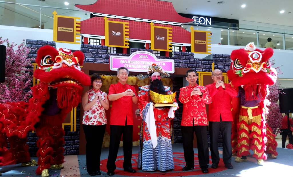 L-R: Chinese New Year wishes from Ms. Melissa Wong, Centre Manager of Quill City Mall, Mr. Ng Chee Kheong, COO of Quill Group of Companies,Dato’ Ar. Michael Ong, Executive Director, Quill Group of Companies &Dato’ Lee Fong Yong, Group Financial Controller of Quill Group of Companies accompanied by the God of Prosperity.