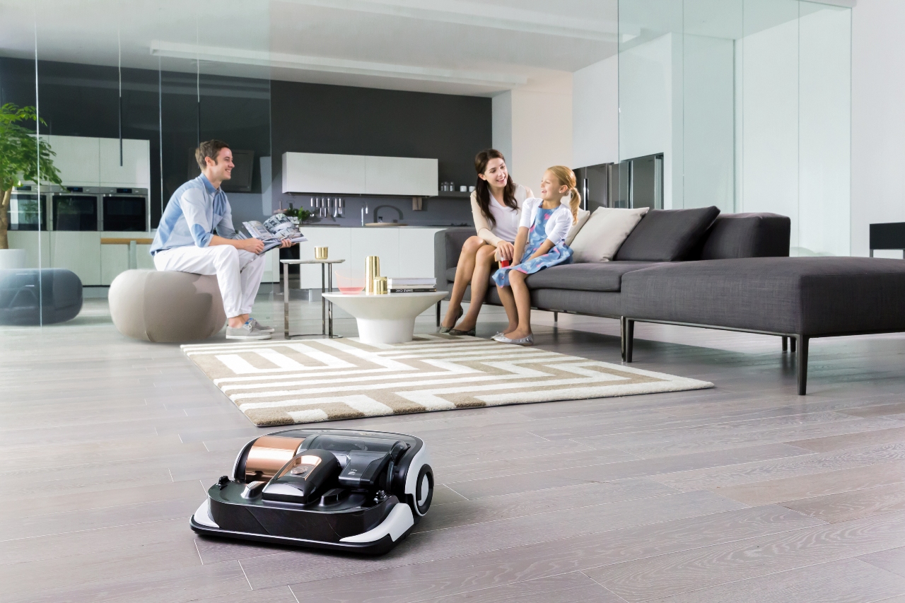 Samsung’s POWERbot vacuum cleaner with Performance FullView Sensor™ and Visionary Mapping™ Plus System is the helpful hand of cleaning.