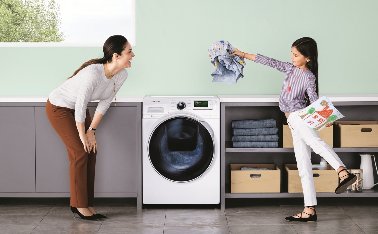 Samsung’s AddWash Front Load Washer with Super Speed feature speeds laundry washing to under an hour and equipped with a Digital Inverter Motor delivers superior energy efficiency, minimal noise and long-lasting performance. The wash cycle of the 12kg capacity variant can additionally be monitored via smartphone through the Smart Control feature.