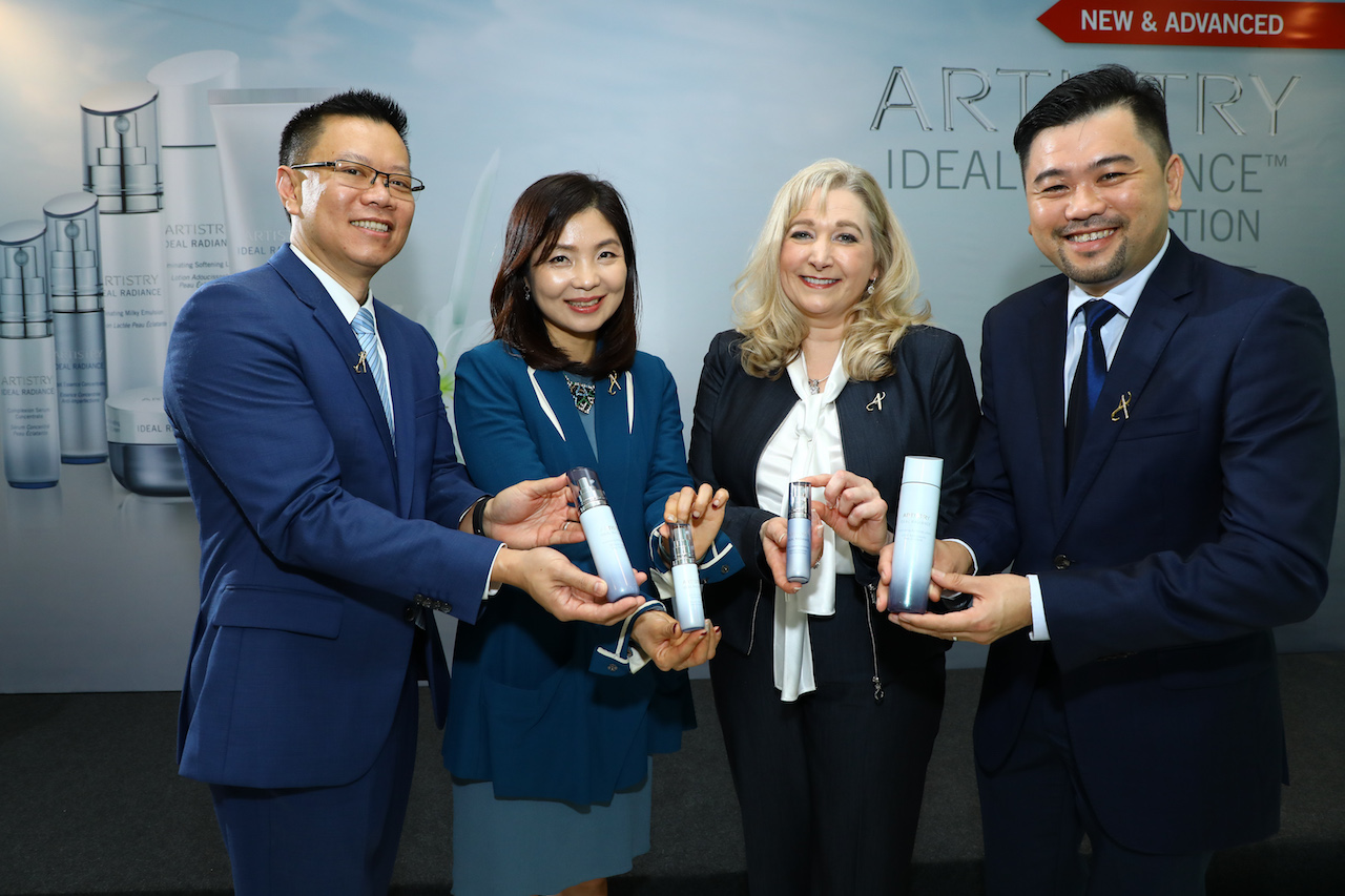 (Left to right) Mike Duong, General Manager of AMWAY (Malaysia); Shin Eun Ja, Chief Marketing Officer of AMWAY South East Asia; Rhonda Solberg, Principal Research Scientist at AMWAY Corporation; Leong Kok Fong, Head of Marketing at AMWAY (Malaysia) posed for the photo with the ARTISTRY IDEAL RADIANCE™ Collection