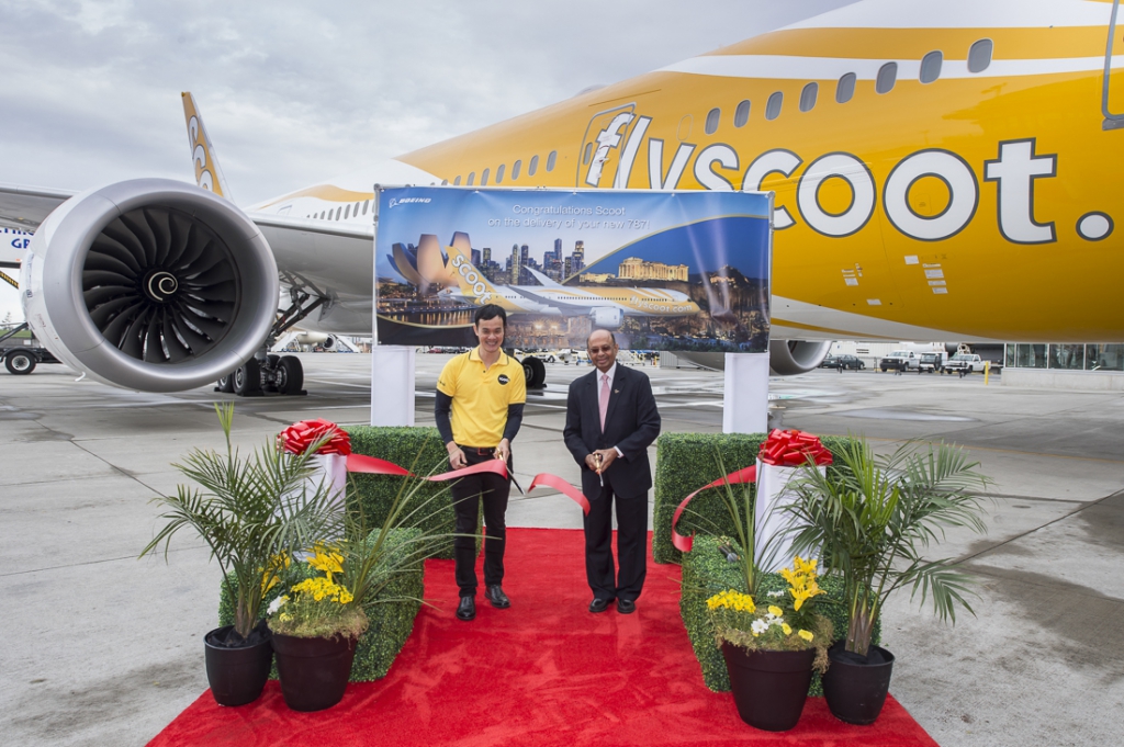 Lee Lik Hsin (left), Scoot CEO, and Dinesh Keskar, Boeing Commerical Airplanes Senior Vice President of Asia Pacific & India Sales-Pamper.my