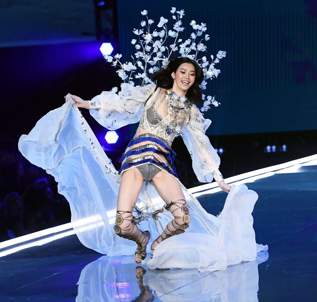 Mandatory Credit: Photo by David Fisher/REX/Shutterstock (9229173bl) Ming Xi falling on the catwalk Victoria's Secret Fashion Show, Runway, Shanghai, China - 20 Nov 2017