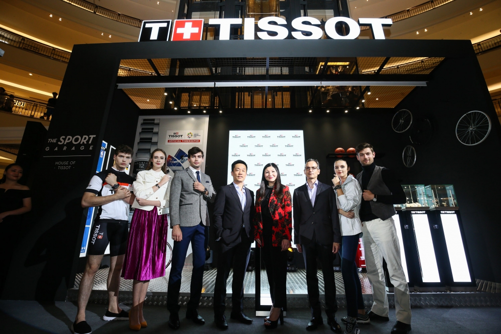 Models with Francis Tan, COO, Suria KLCC; Kim Lim, Vice President, Tissot Malaysia; and Werner Bardill, Deputy Head of Mission of the Swiss Embassy-min
