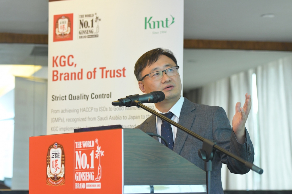 Mr. Jin Park, Senior Manager of Global Sales Department, Korea Ginseng Corporation officiated the opening of the Malaysia CheongKwanJang Seminar 2018 media briefing, highlighting the announcement of KGC’s Halal certification achievement. 