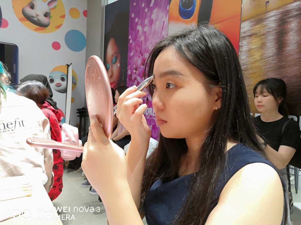 #Scenes: How To Capture Your Best Look This Holiday Season With The Huawei Nova 3 & Some Makeup From Benefit Cosmetics