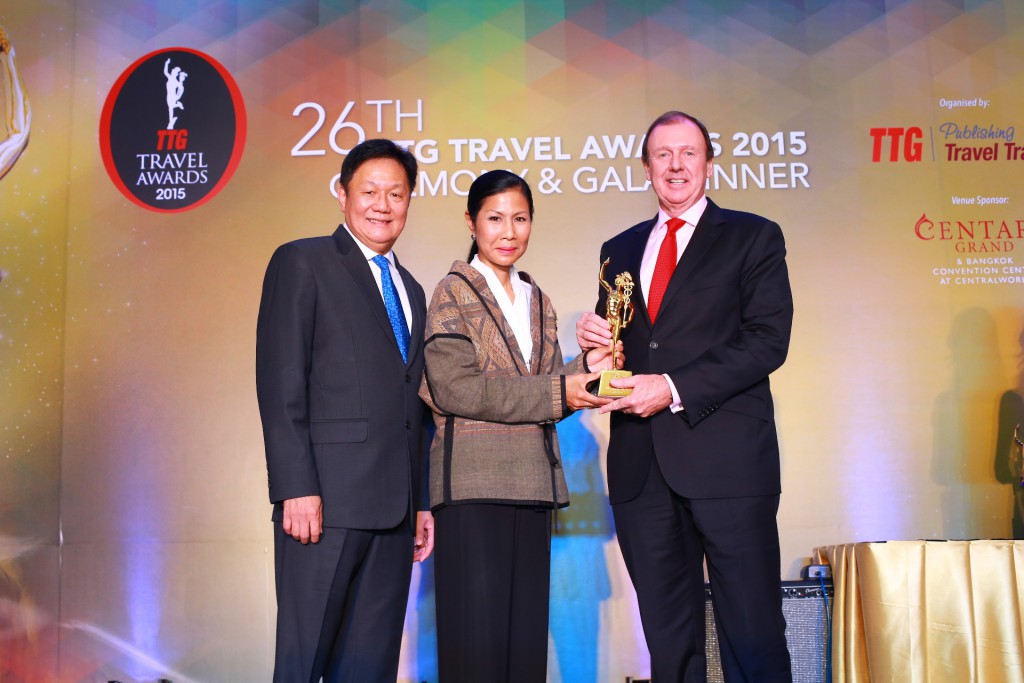 Dragonair Director Operations Captain Peter Sanderson (right) received “The Best Regional Airline” 26th Annual TTG Travel Awards Ceremony