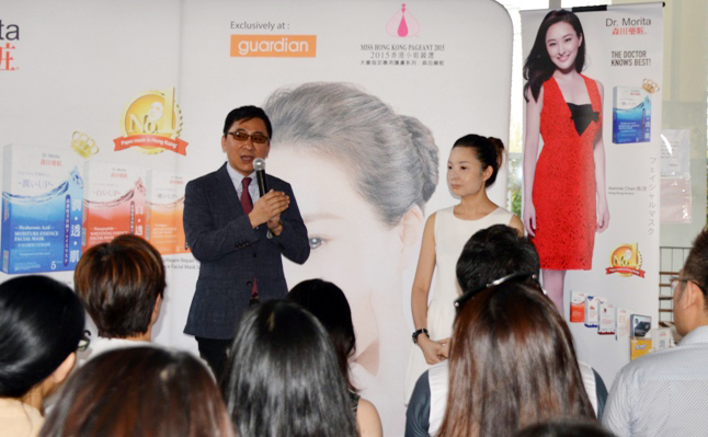 The grandson of the founder of Dr. Morita, Dr. Jou Jun Xu, the current CEO of Dr. Morita was explaining the function of the masks to the guests