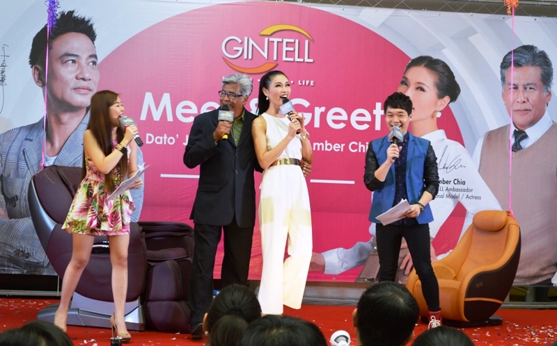 The ambassadors of GINTELL, Dato' Jalaludin Hassan and Amber Chia greeted to the audience