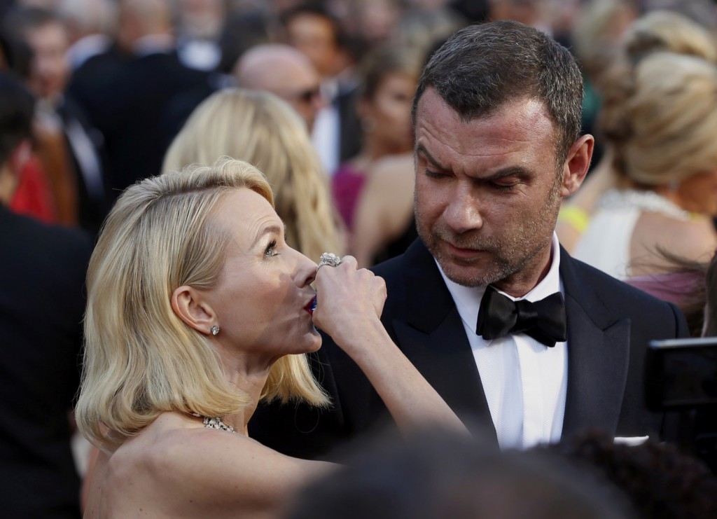 Actress Naomi Watts takes a shot as her partner Liev Schreiber watches at the 88th Academy Awards in Hollywood, California February 28, 2016. REUTERS/Lucas Jackson