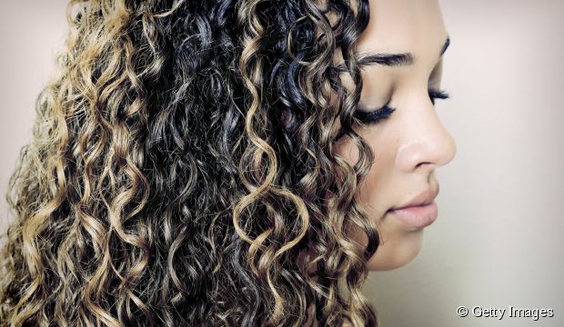 10 Styling Hacks for Curly Hair to Eliminate Dry Ends and Frizz 