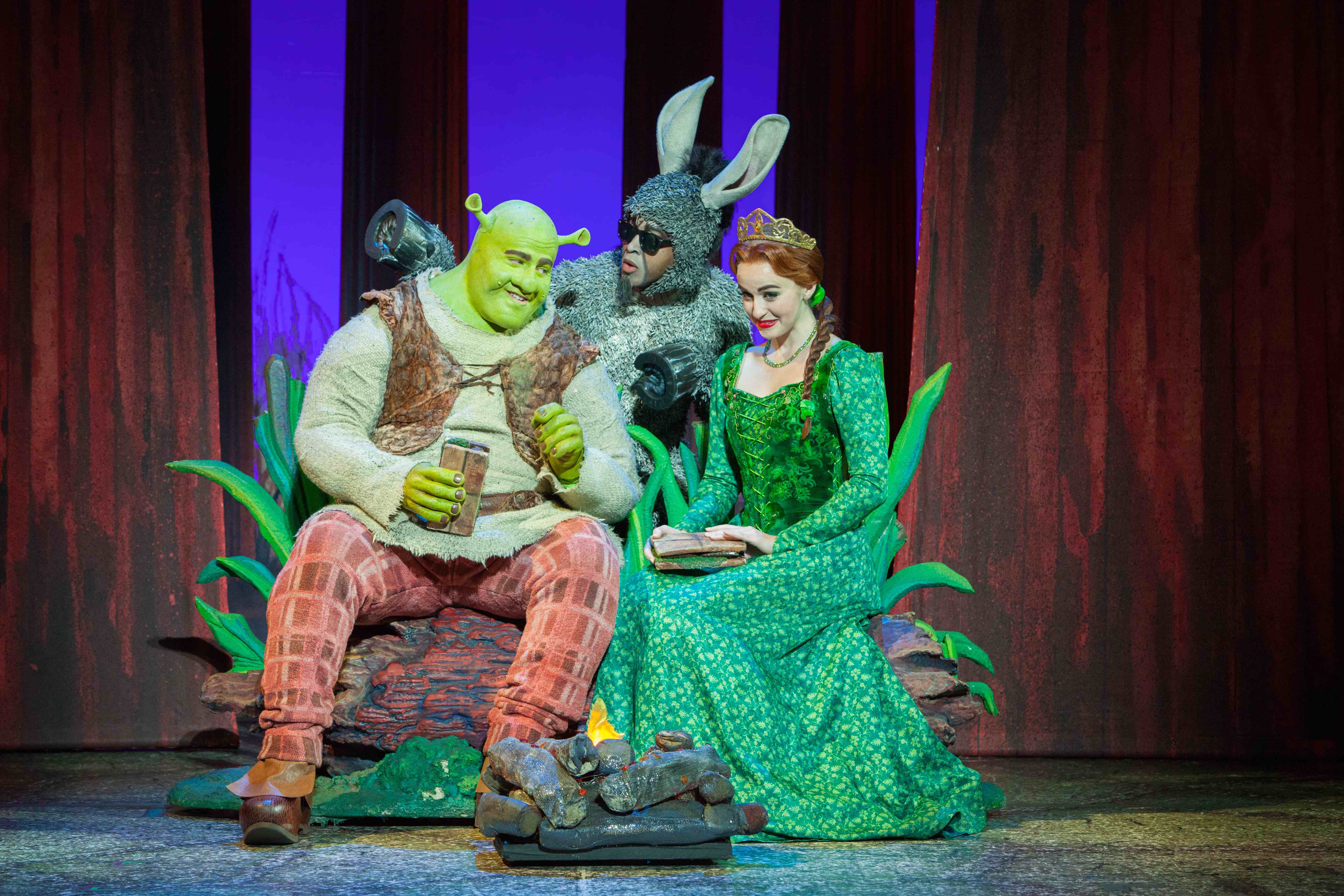 Make_A_Move_with_Perry_Sook_as_Shrek_ Jeremy_Gaston_as_Donkey_and_Whitney_Winfield_as_Fiona_L_vR