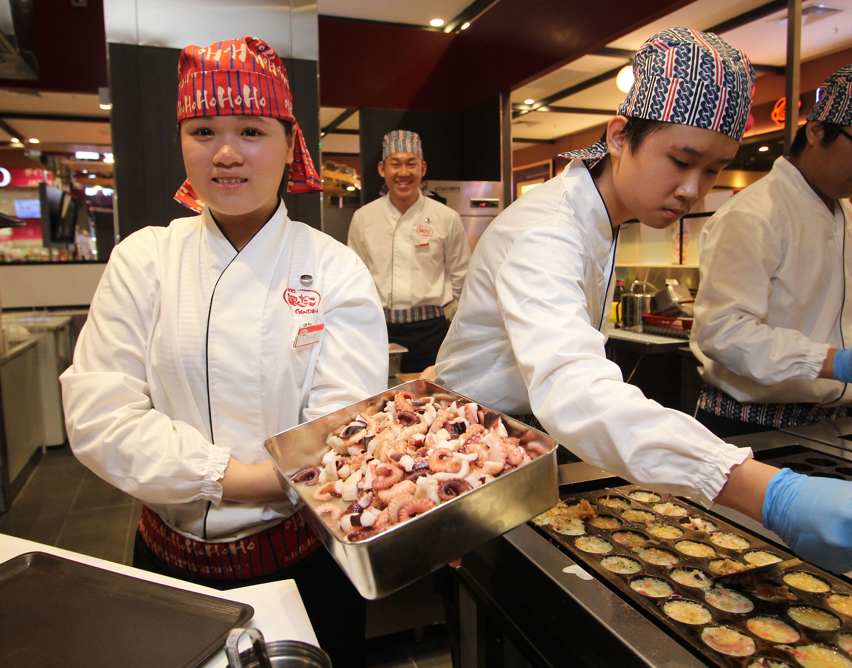 Each of Gindaco's takoyaki is filled with 8 grams of octopus.