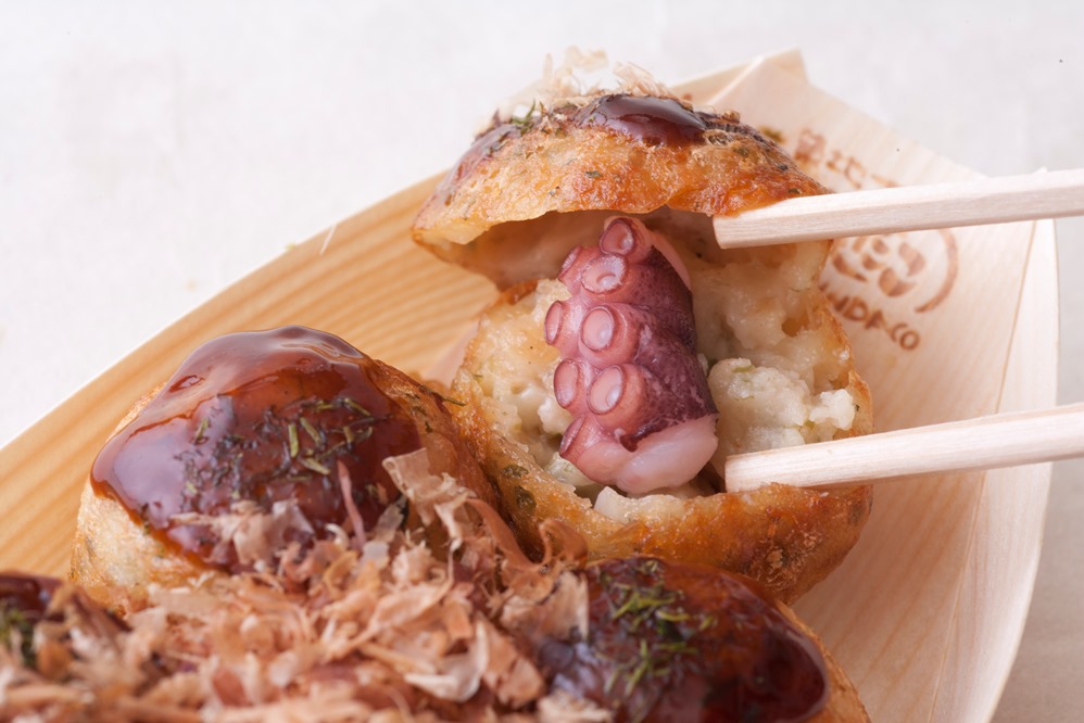 Gindaco uses 8 grams of octopus in each takoyaki.