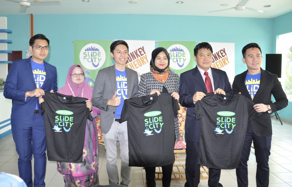 (L-R) Mr. Kezvin Laow, Project Director of Monkey Theory Sdn. Bhd., Pn. Zanariah binti Khamis, Pengarah Jabatan Korporat Pembangunan Ekonomi & Masyarakat, Majlis Perbandaran Hang Tuah Jaya, Mr. Carson Chia, Chief Operating Officer of Monkey Theory Sdn. Bhd., Puan Noorhayati binti Sahlan, Pengurus MICE, Bahagian Promosi Pelancongan Negeri Melaka, Mr. Seow Cheng Swee, Chief Executive Officer of Melaka Wonderland, and Mr. Leong Delon, Chief Executive Officer of Monkey Theory Sdn. Bhd. 