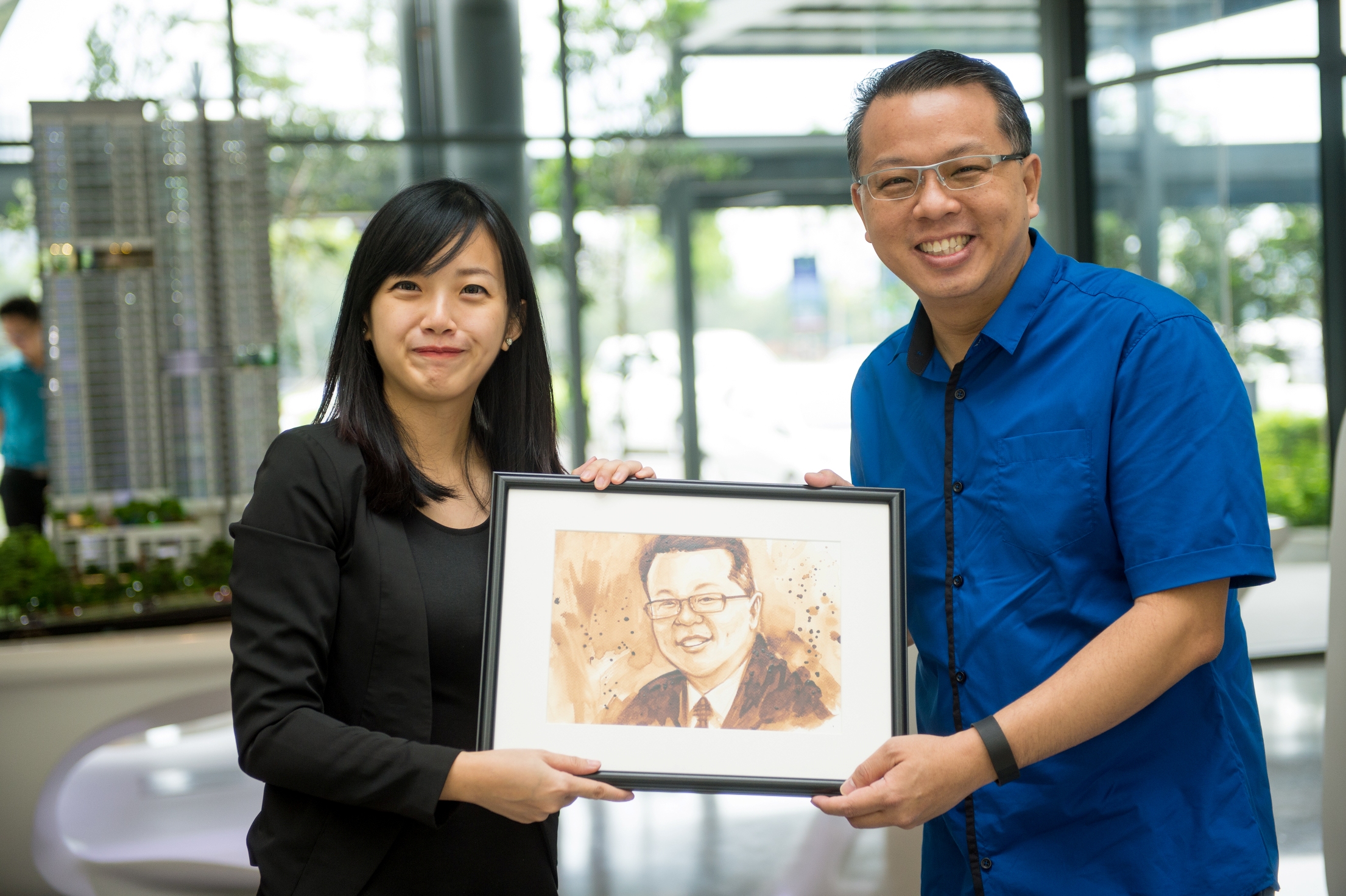 Coffee Artist Vivian Lee presents one of her paintings as a gift to Mr. Edward Chong Sin Kiat, Managing Director of IJM LAND