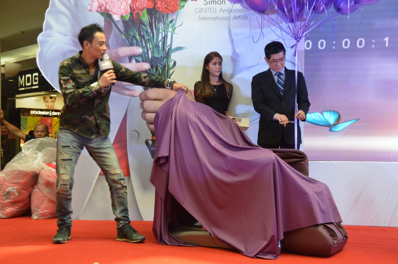 Simon and the MD of GINTELL were invited on stage to officiate the special edition GINTELL DeWise Car Massage Chair