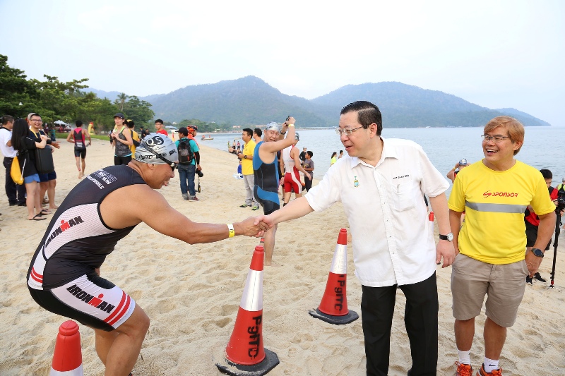 Chief Minister YAB Lim Guan Eng giving support to the participant with the organizer, Chairman of G-Club Cyclist Penang, Dato Dr. Lim Seh Guan