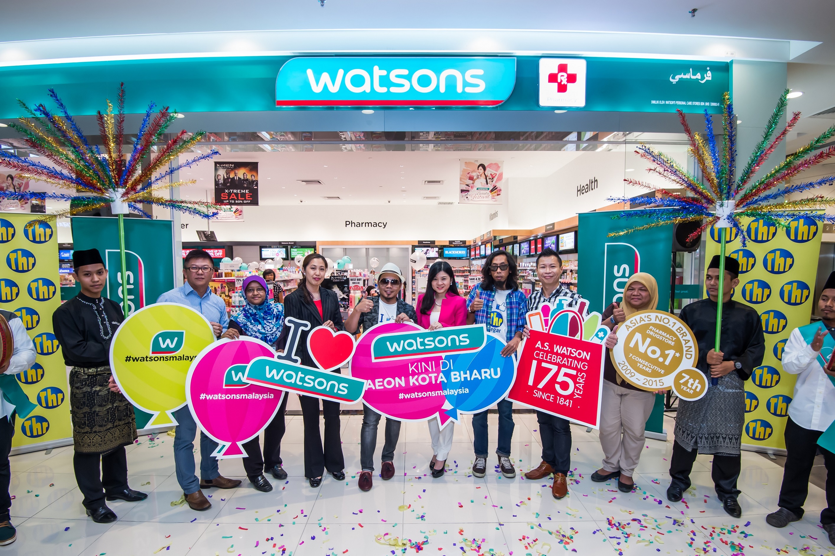 (From Left): Caryn Loh, Chief Operating Officer Watsons Malaysia (5th from right) is flanked by DJ Shah and DJ Nazz from THR Gegar radio at the opening of Watsons new concept store at AEON Mall Kota Bharu, Kelantan. Also from left is Danel Looi, Director of Operations, Watsons Malaysia, Norlizawati Mohamad Yusup, Area Sales Manager, Watsons Malaysia, Jessica Ng, Chief Customer Officer, Danny Hoh, Head of Marketing, Watsons Malaysia and Aziam Muhamad, Assistant Mall Manager, AEON Mall Kota Bharu. 