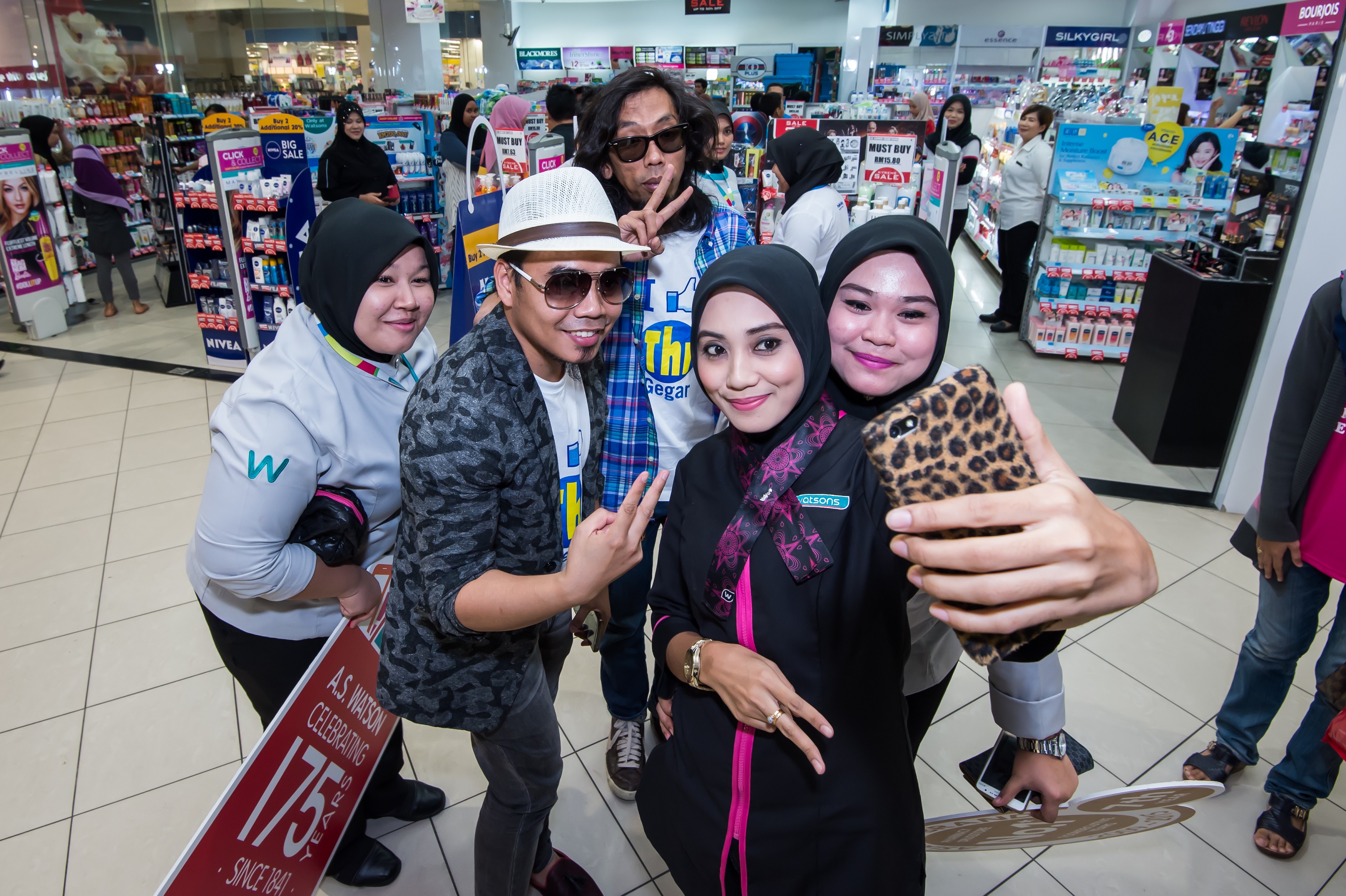 DJ Nazz from THR Gegar radio having a ‘wefie’ moment with Watsons staff in conjunction with official opening of Watsons new concept store at AEON Mall Kota Bharu, Kelantan. 
