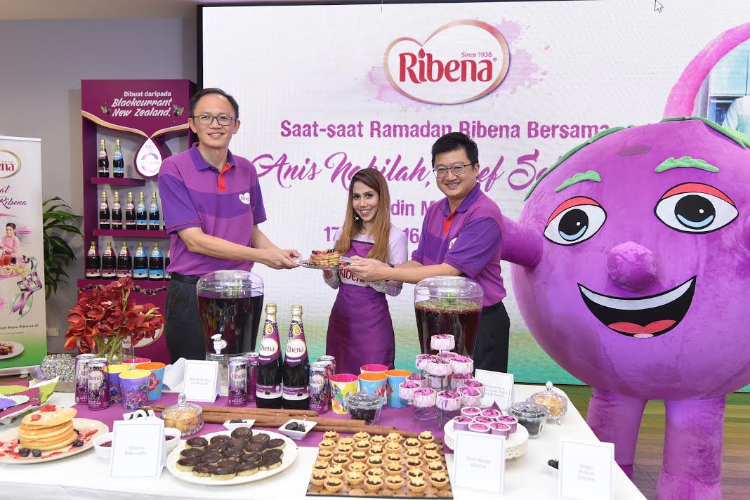 From left: Mr Lee Hon Tong, Regional General Manager, Suntory Beverage and Food Malaysia (SBFM), Singapore, Hong Kong, Chef Anis Nabilah and Mr Rodney Tan, SBFM’s Head of Marketing with eight exclusive recipes featuring Ribena® as the key ingredient, for the Saat-Saat Ramadan & Raya Ribena® campaign.