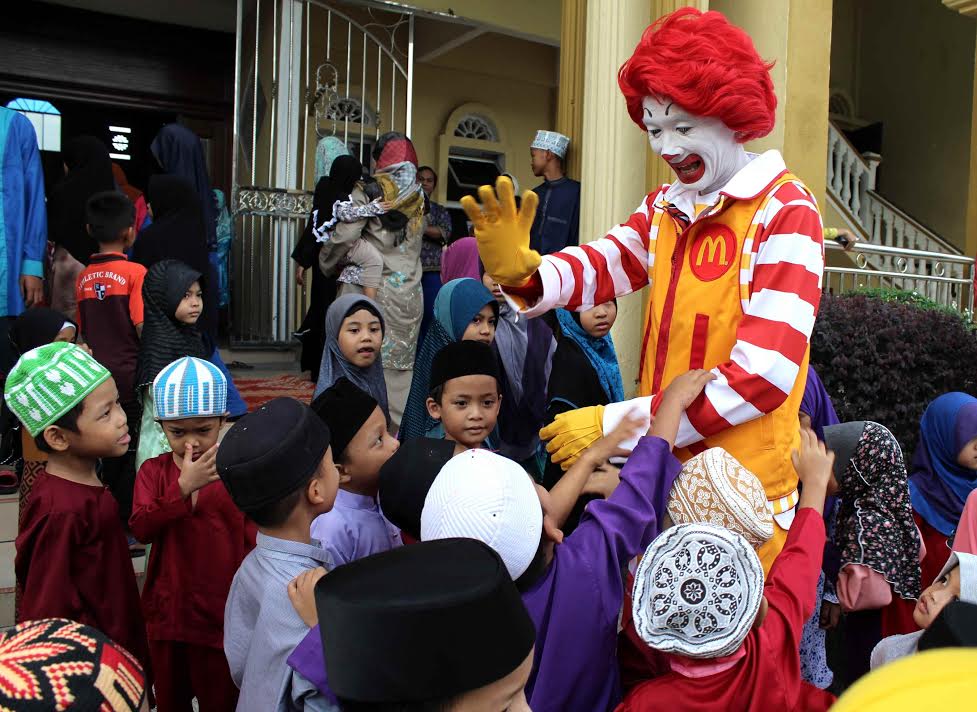 It was an exciting evening for the children from Pusat Jagaan Lambaian Kasih to meet Ronald McDonald and having a story-telling session with him.