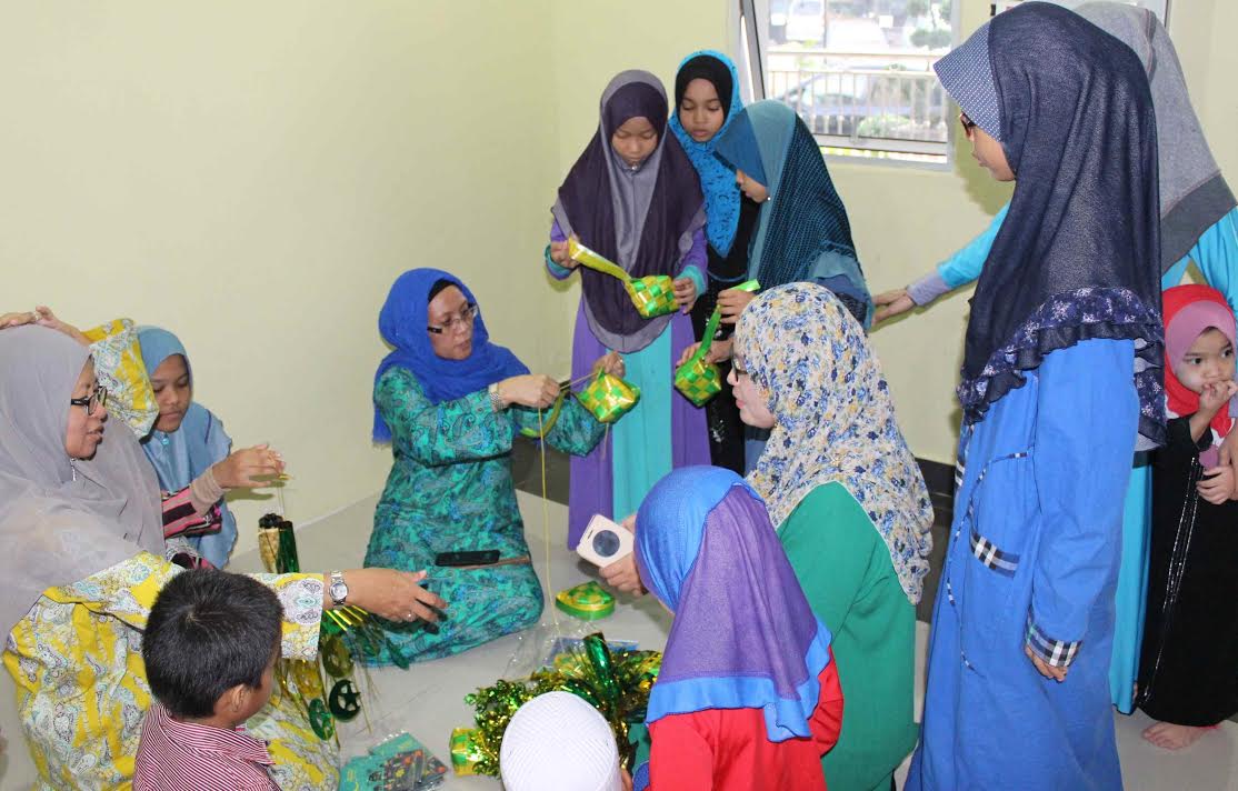 Volunteers and employees from McDonald’s helping the children from Pusat Jagaan Lambaian Kasih with their Hari Raya decorations.