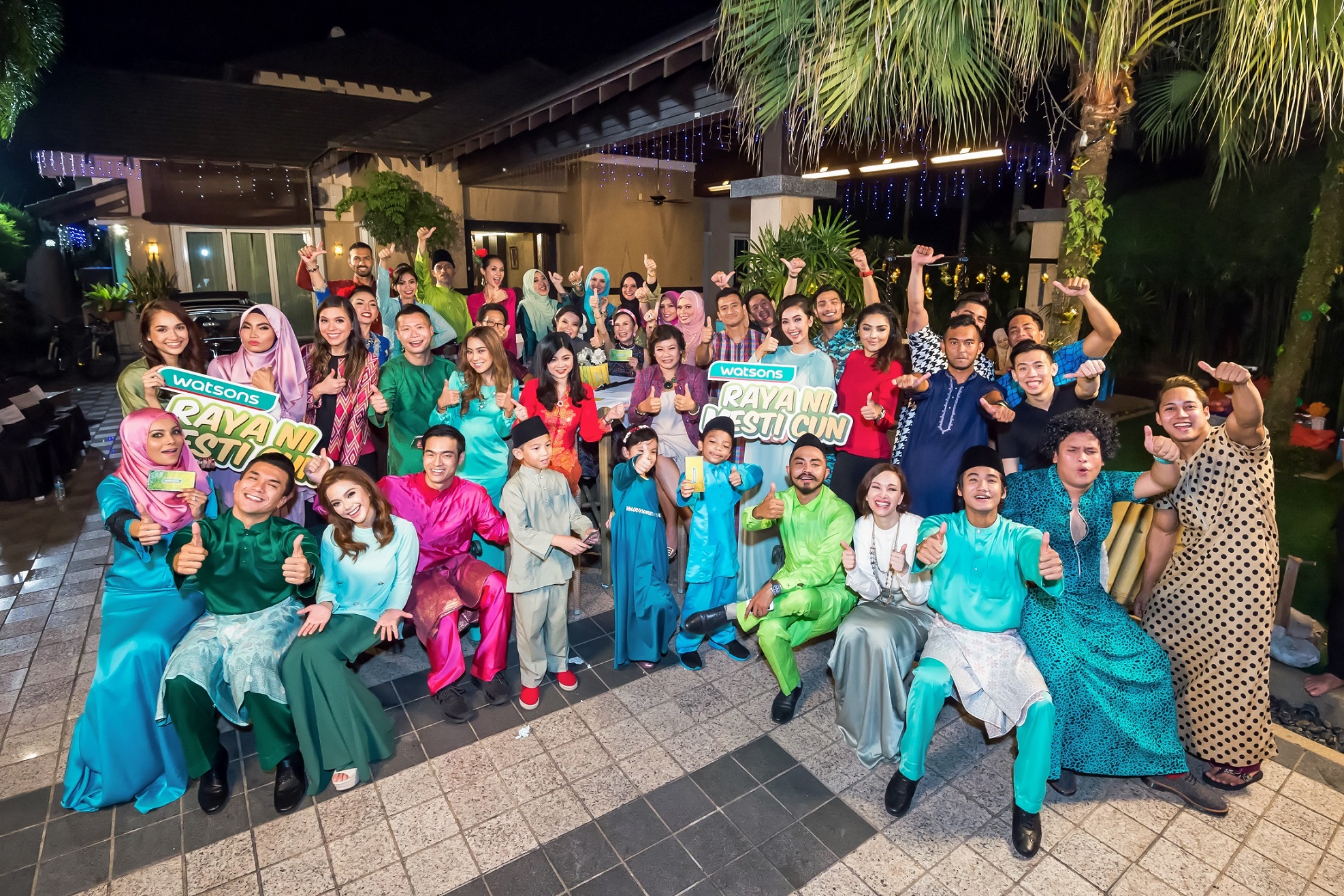 The full cast of Raya Ni Mesti Cun music video with Caryn Loh, Chief Operating Officer, Watsons Malaysia (second row, 6th from left) and Danny Hoh, Head of Marketing, Watsons Malaysia (second row, 4th from left). 