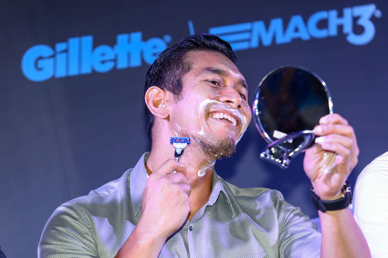 Fahrin Ahmad shaving with the new Gillette Mach3® Turbo
