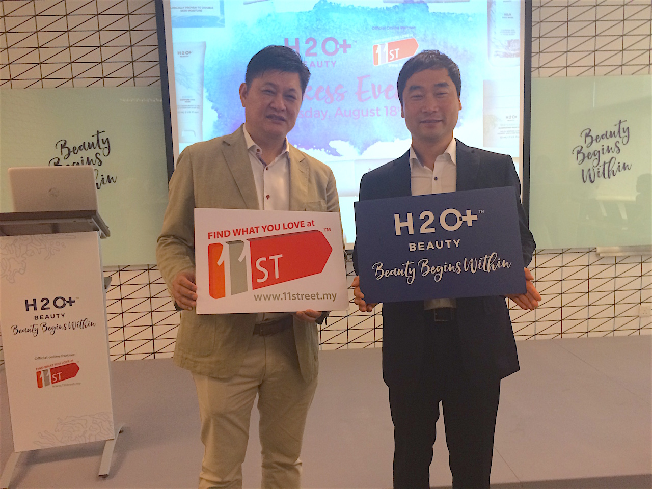 (left) Wong Meng Choy, CEO of Luxor Beauty World Sdn Bhd, the sole distributor of H20+ in Malaysia, and Bruce Lim, Vice President of Merchandising, 11street at the launch event held at 11street office yesterday