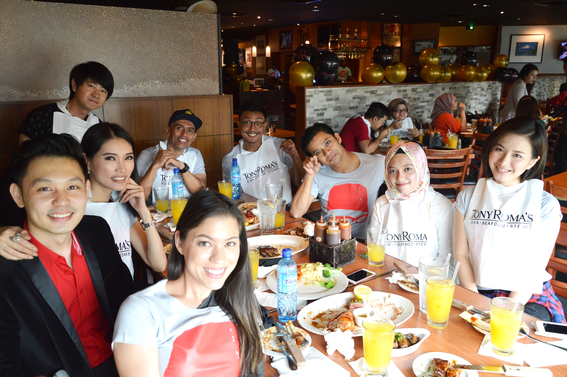 Amongst the supportive celebrities at the Tony Roma’s 10th Anniversary CSR Luncheon event. Clockwise (L-R): Nadia Heng, Miss World Malaysia 2010; Marcus Tan; Amber Chia, International Supermodel, Shermin T; Altimet, Rapper and Song-Writer; Kash Azim, Fitness Enthusiast/Model; Noh Salleh, HUJAN Lead Singer; Shitah Redza and Melissa Tan, Model/Asia’s Next Top Model Season 3.