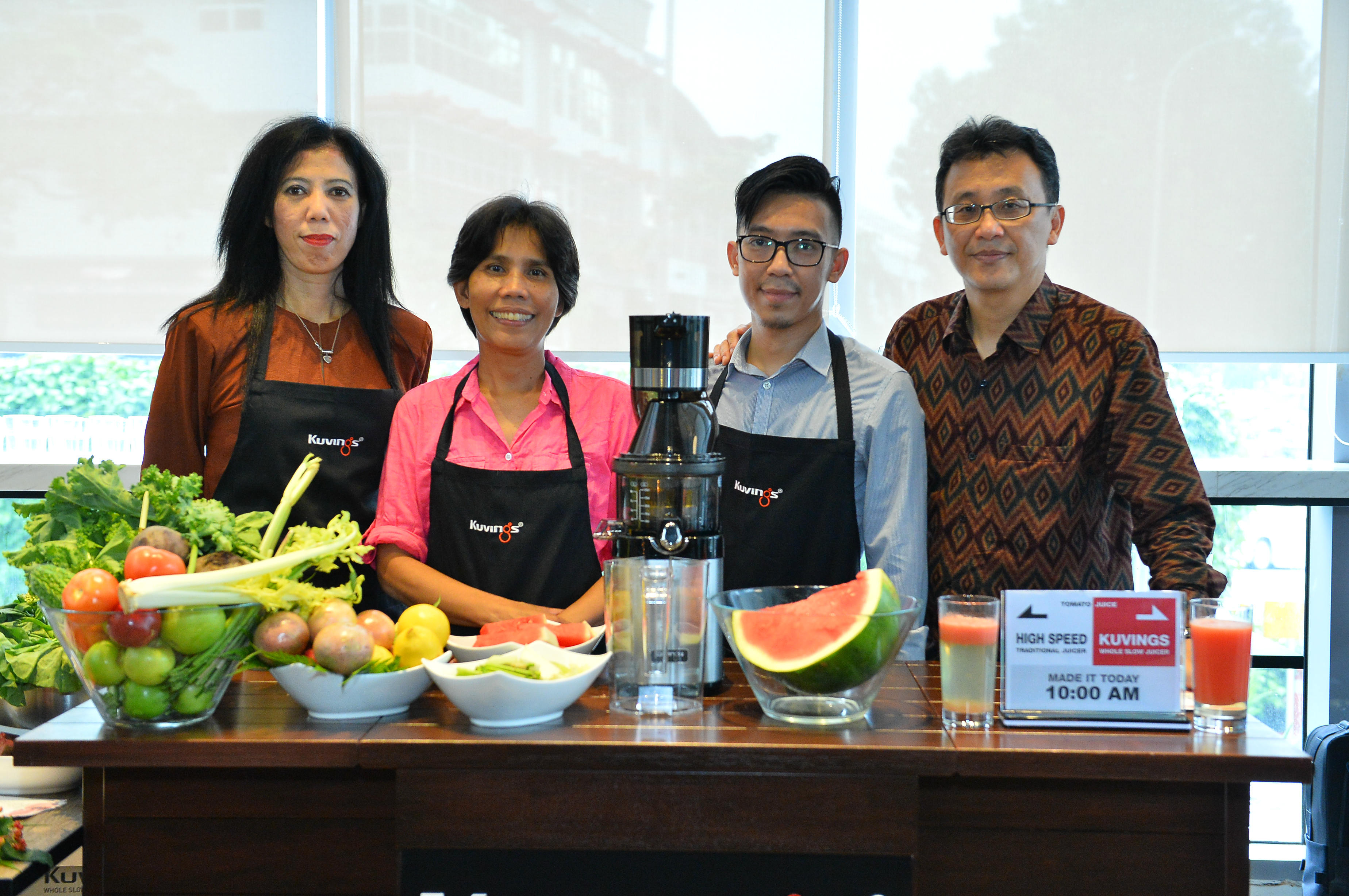 (L-R) Kuvings’ team member Maryam, Joyah Vegas, Kuvings’ team member Jeremy Tan, and Consultant to NUC Korea Kuvings Whole Slow Juicers’ manufacturer, Shiew Man Hon at Juicing United.