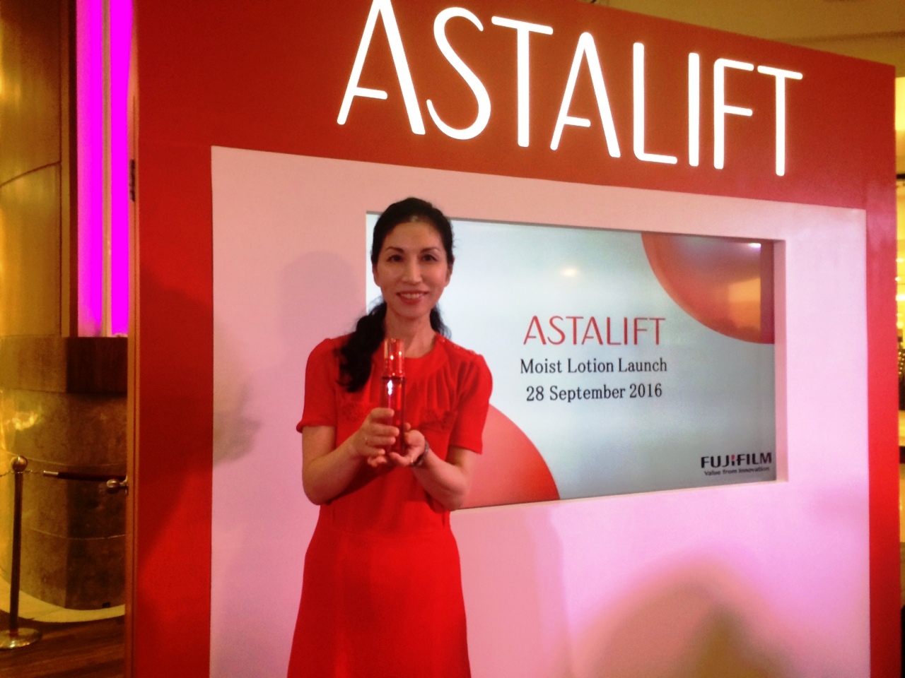 Ms Yumiko Komiyama posed with the new ASTALIFT Moist Lotion