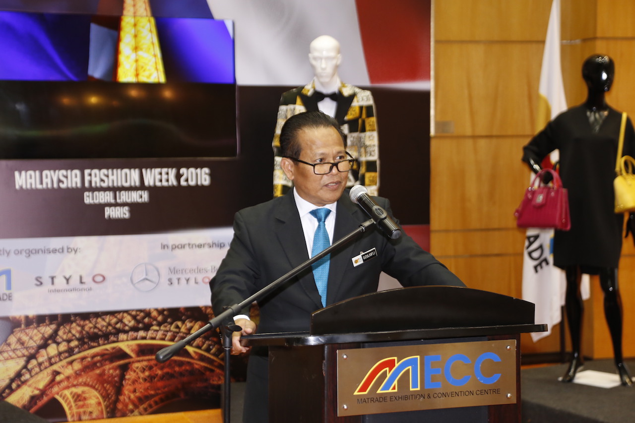 Dato’ Dzulkifli Mahmud, CEO of MATRADE & Chairman of MFW giving a speech during the press conference.