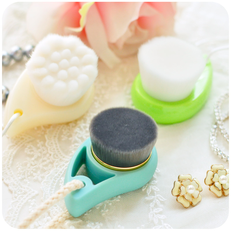 You Should Throw Away These Beauty Tools More Often: Face washing brush - Pamper.My