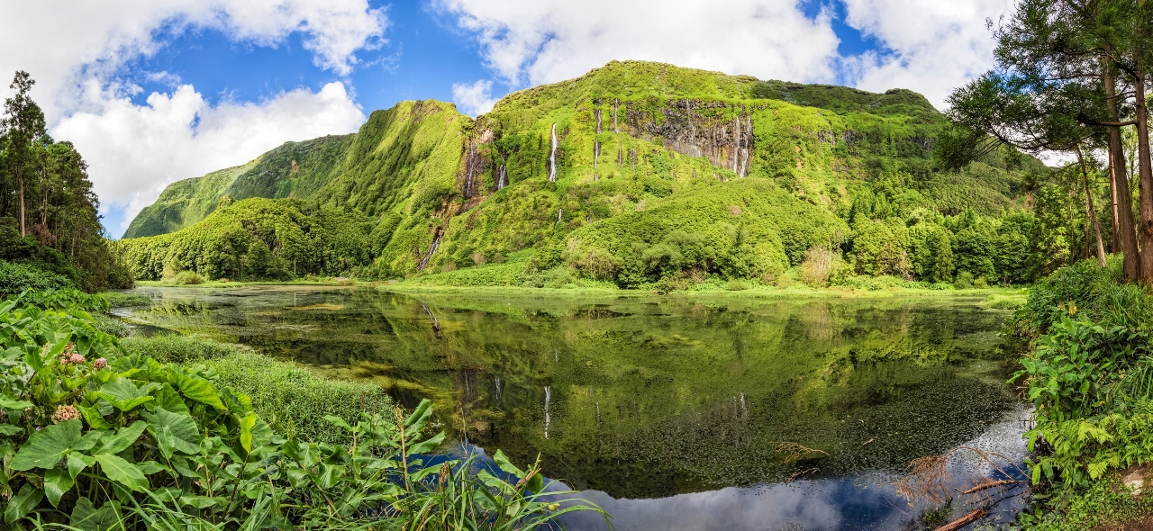 Panoramic view of the waterfalls Poço da Alagoinha (Lagoa das Patas) on Flores island / Azores (Portugal) (Image: GettyRF_515141785 - The Azores)