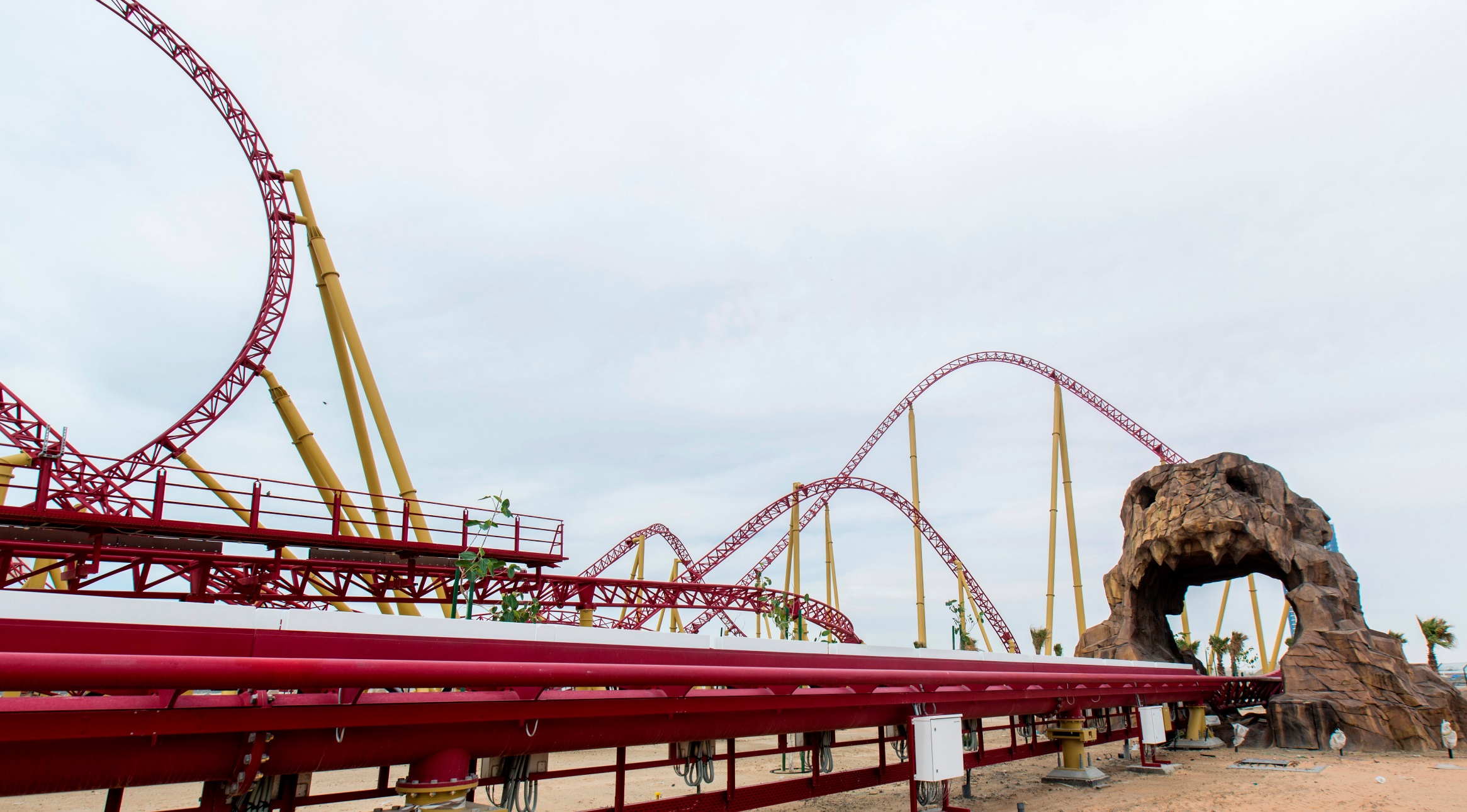 img-worlds-of-adventure-exterior-coaster