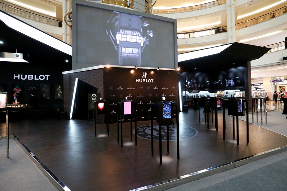 right-angle-of-the-hublot-pop-up-store-at-suria-klcc