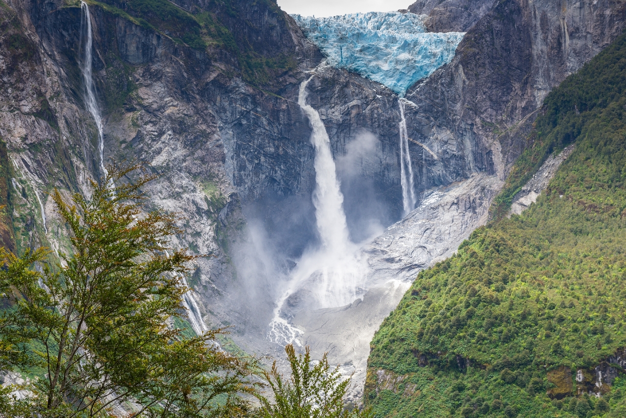 Hanging Glacier of Queulat National Park (Chile) (Image: shutterstock_385298395 - Aysen)