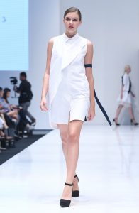 SHER Défilé 2016: Harlyn Front Overlap Shift Dress in White - Pamper.My