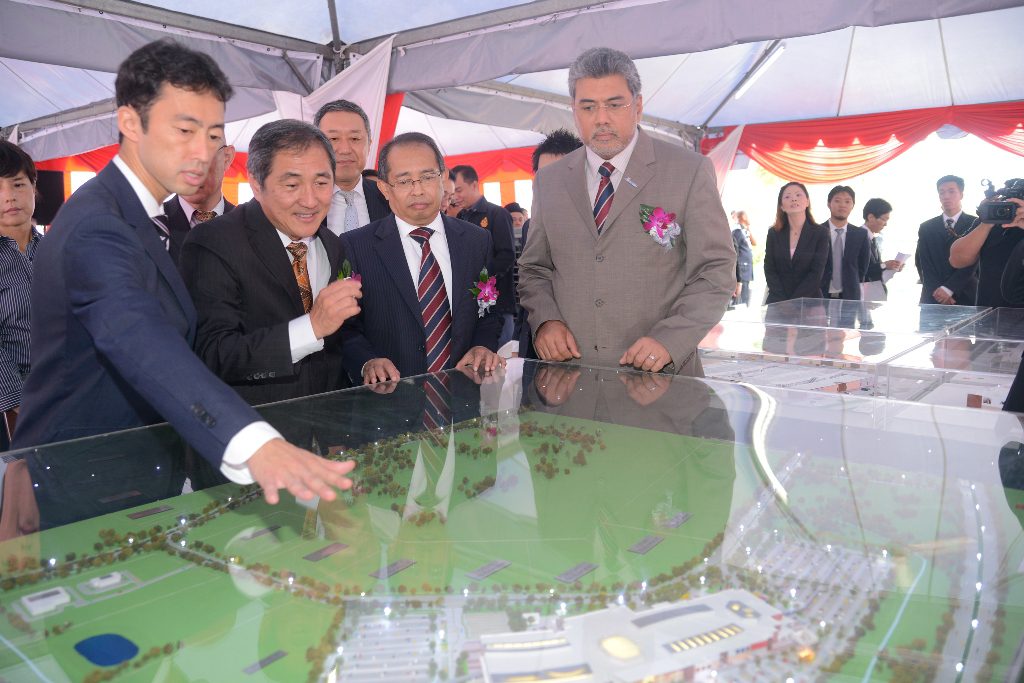photo-4-viewing-the-model-of-the-phase-2-of-mitsui-outlet-park-klia