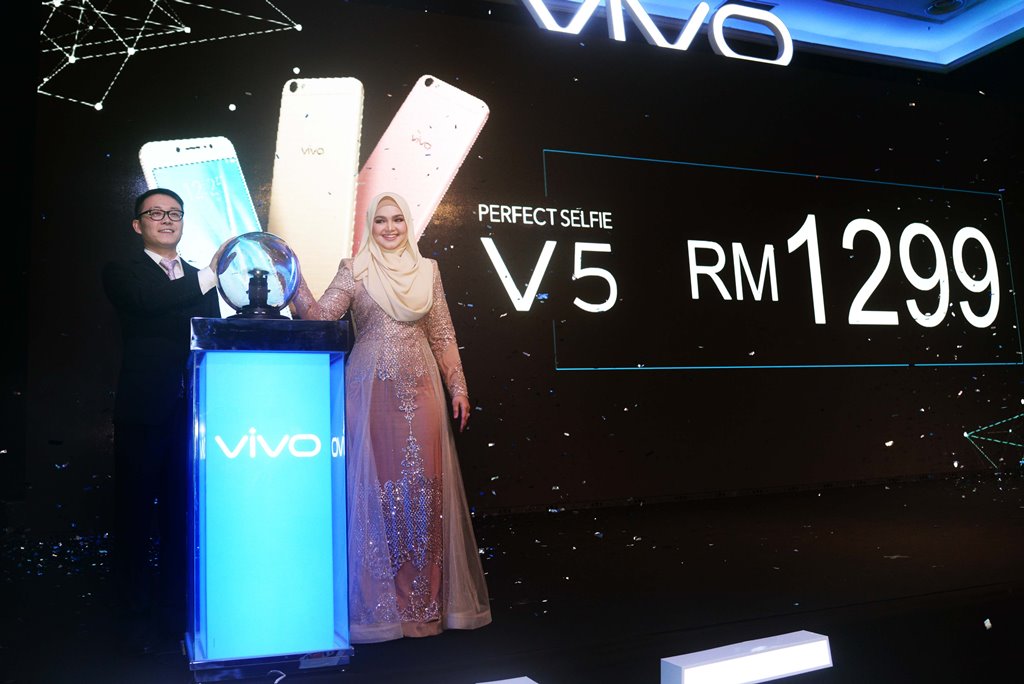 Mike Xu, CEO of vivo Malaysia and its first-ever V5 Ambassador, Dato’ Siti Nurhaliza revealing the price of the latest vivo V5, which retails at RM 1,299.
