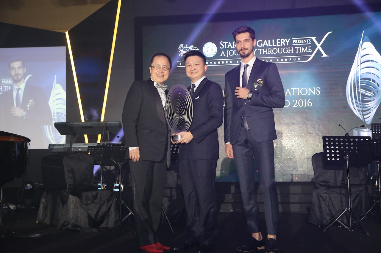 ajtt-x-dr-bernard-cheong-presenting-the-watch-with-complications-in-movement-award-to-ulysse-nardin