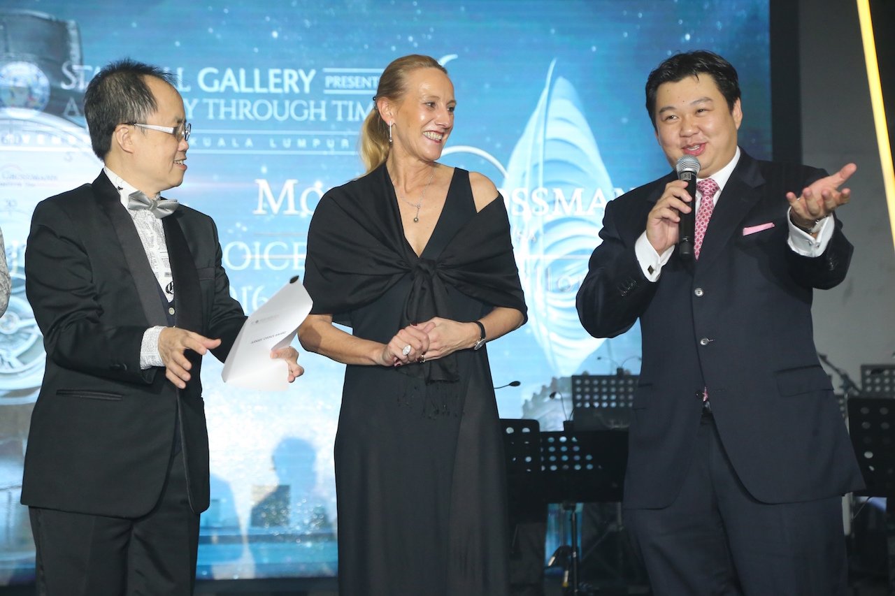 ajtt-x-mr-joseph-yeoh-and-dr-bernard-cheong-presenting-the-judges-choice-award-to-moritz-grossmann