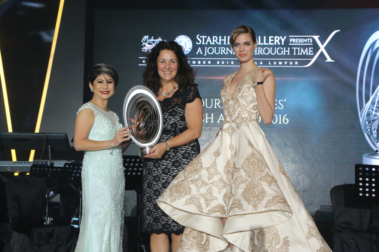 ajtt-x-staphanie-tang-presenting-the-favourite-ladies-watch-award-to-bedat-co