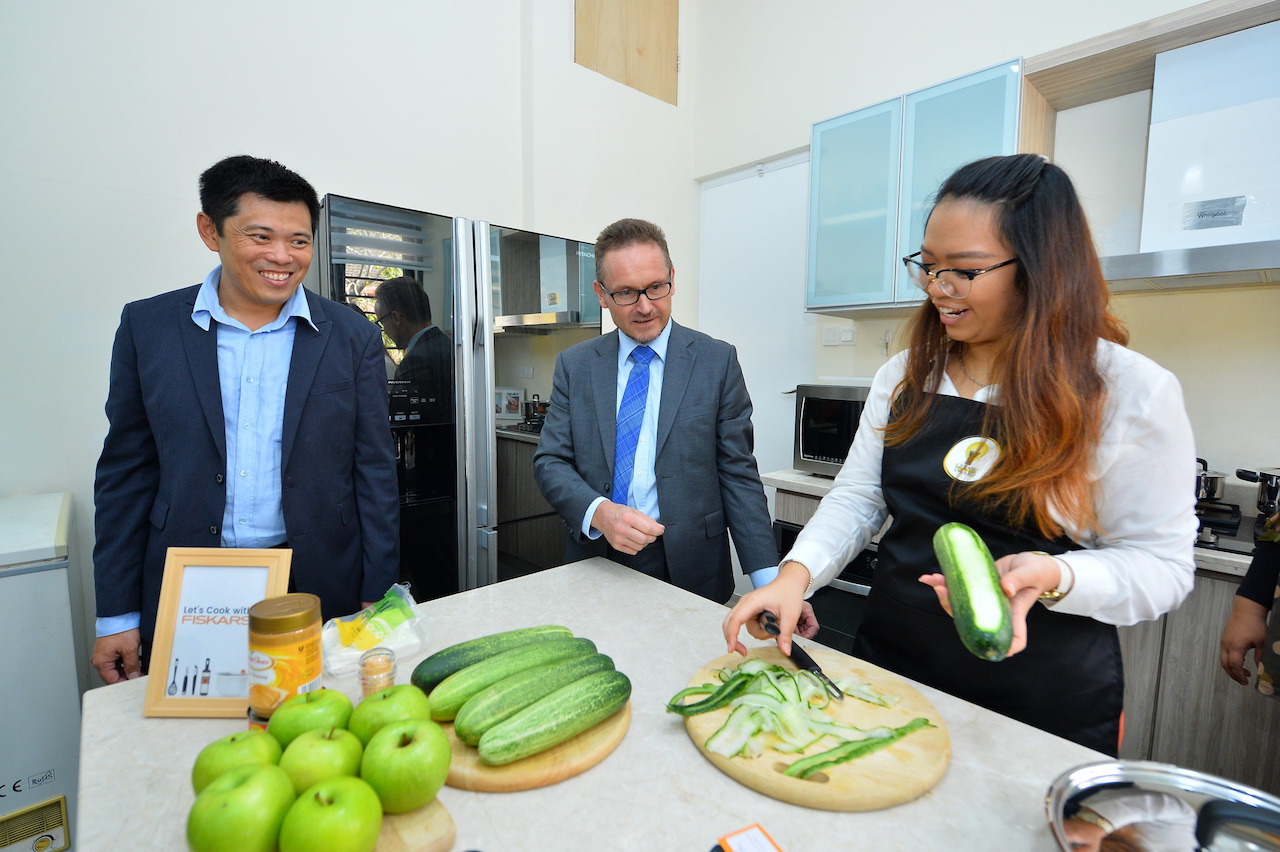 chong-khee-min-h-e-petri-puhakka-looking-on-at-the-cooking-demonstration-using-fiskars-kitchen-tools