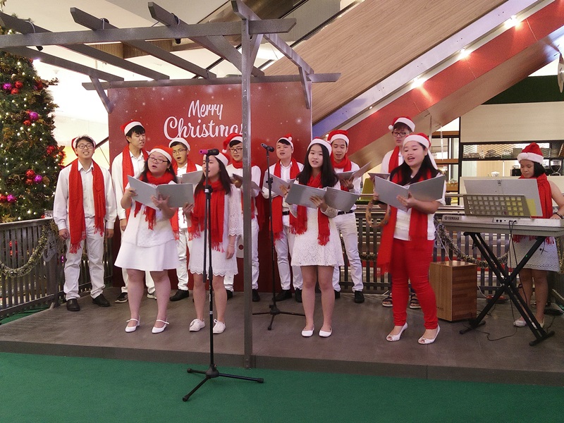 Do not miss the Christmas caroling performance by the Christmas Carol choir every weekend.