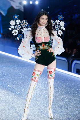 Our Top 10 Looks From The 2016 Victoria's Secret Fashion Show - Pamper.My