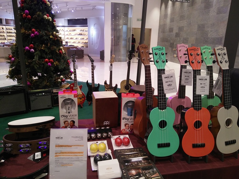merchandise-booth-find-your-perfect-christmas-gifts-at-swee-lee-music-promotion-booth