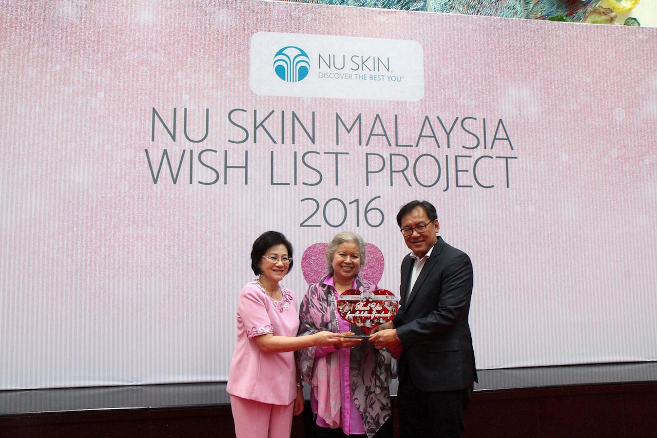 YBhg. Puan Sri Cecilia Lim, Member of the Board of Trustees, IJN Foundation and YBhg. Datin Julini Mohd Ali, Fundraising Chairman, IJN Foundation, presenting a token of appreciation to David Cheong, General Manager, Nu Skin Malaysia & Brunei